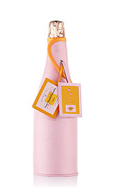 Veuve Clicquot Rosé-Champagner zum Valentinstag in einem eleganten, glamourösen, roséfarbenen Ice Dress (Foto. Veuve Cliquot)